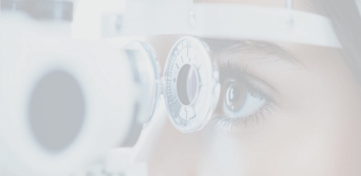 Equipo médico de Oftalmo-IA realizando un estudio oftalmológico